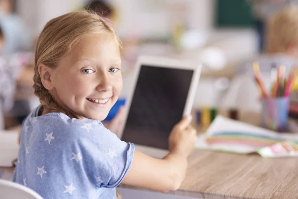 Menina usando tablet digital — Fotografia de Stock