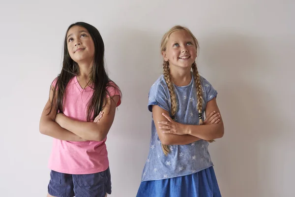 Colegialas de pie con los brazos cruzados — Foto de Stock