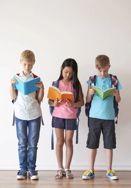 Niños de pie con libros —  Fotos de Stock