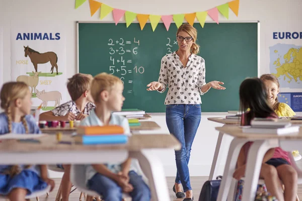 Insegnante donna con alunni in classe — Foto Stock