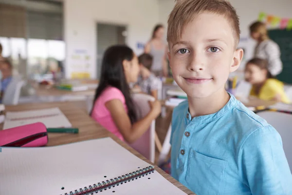 Pojken sitter i klassrummet i skolan — Stockfoto