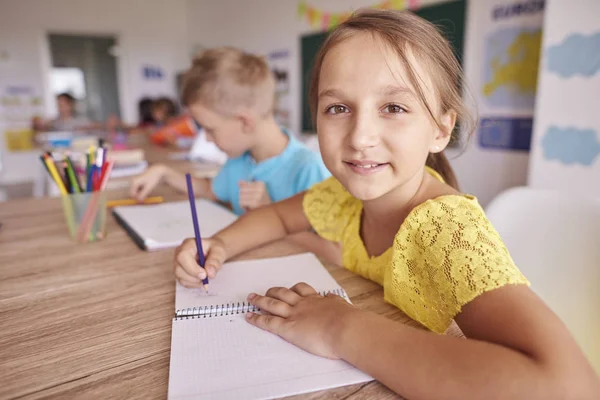 Flicka och pojke skriva på bärbara datorer — Stockfoto