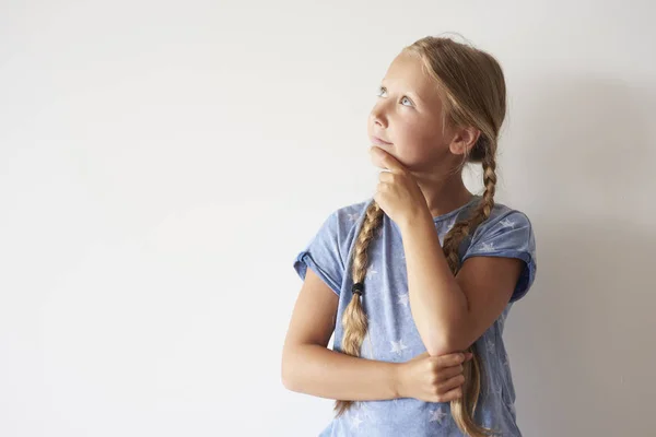 Petite fille mignonne rêvant sur blanc — Photo