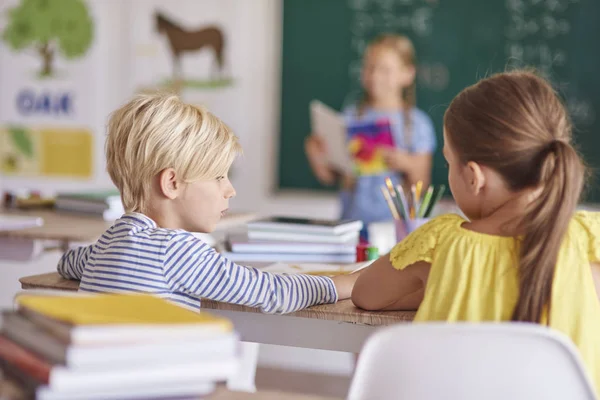 Eleverna sitter i klassrummet — Stockfoto