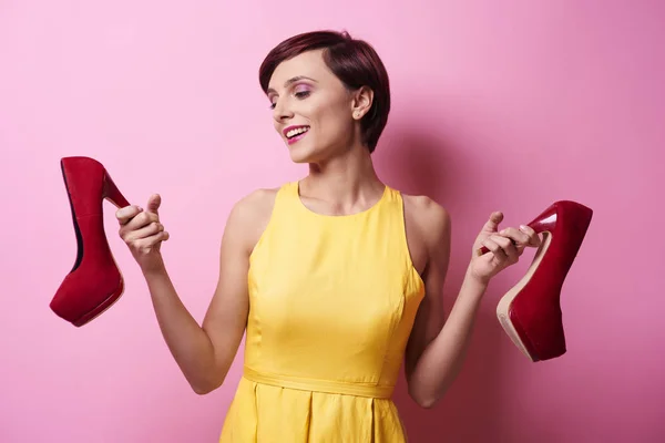 Vrouw met hoge hakken schoenen — Stockfoto