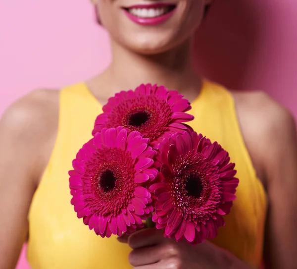 Woman holding bouquet of pink flowers — Stock Photo, Image