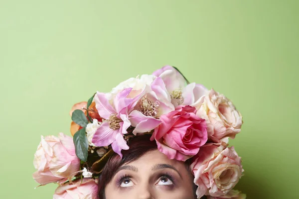 Hermosa dama con corona floral — Foto de Stock