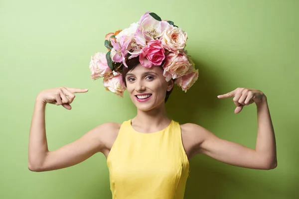 Hermosa dama con corona floral —  Fotos de Stock