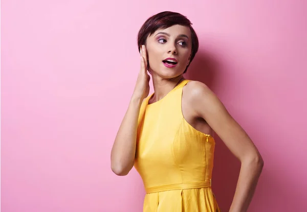 Jovem mulher bonita em vestido amarelo — Fotografia de Stock