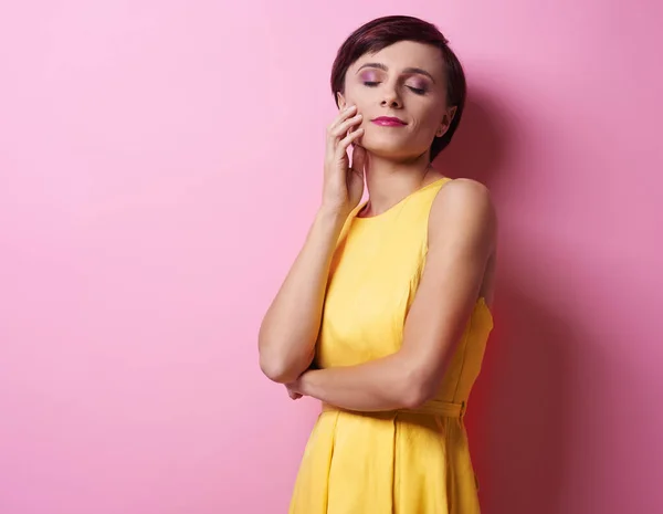Ung vacker kvinna i gul klänning — Stockfoto