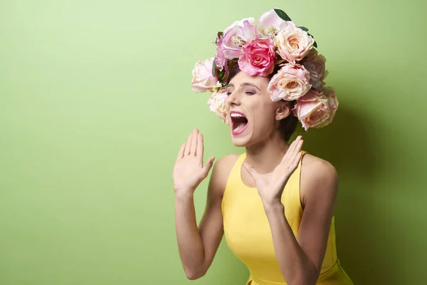 Bela senhora com coroa floral gritando — Fotografia de Stock