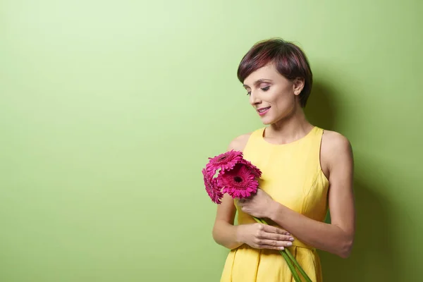 Donna che tiene mazzo di fiori rosa — Foto Stock