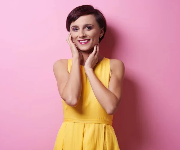 Jovem mulher bonita em vestido amarelo — Fotografia de Stock