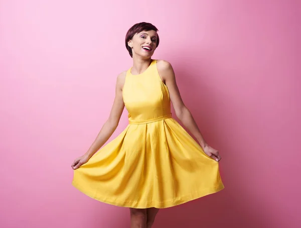 Junge schöne Frau in gelbem Kleid — Stockfoto