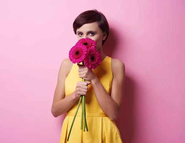 Frau mit Strauß rosa Blumen — Stockfoto