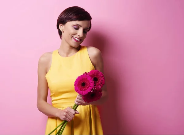 Frau mit Strauß rosa Blumen — Stockfoto