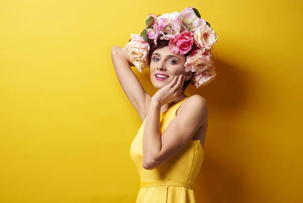 Hermosa dama con corona floral —  Fotos de Stock