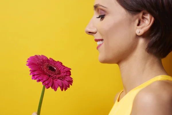 Frau mit rosa Gerbera-Blume — Stockfoto