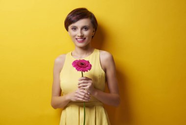 kadın holding pembe gerbera çiçek