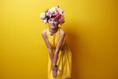 Bu güzel hanımla çiçek taç