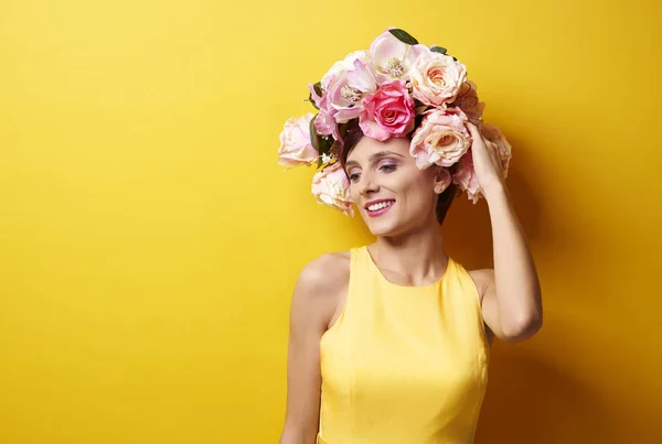 Hermosa dama con corona floral — Foto de Stock