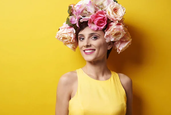 Hermosa dama con corona floral —  Fotos de Stock