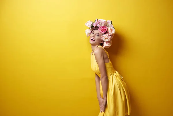 Krásná dáma s květinovou korunou — Stock fotografie