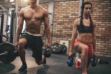 erkek ve kadın spor salonunda eğitim 
