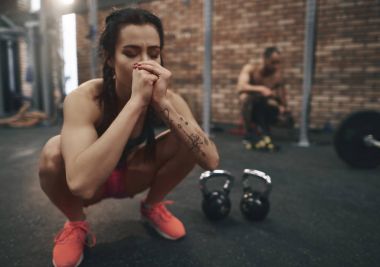spor salonunda oturan genç kadın meditasyon