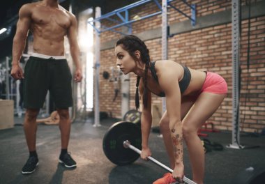 erkek ve kadın spor salonunda eğitim