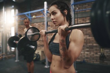 erkek ve kadın spor salonunda eğitim