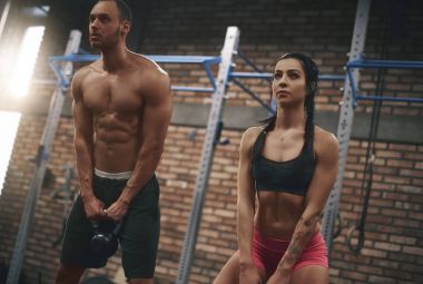 erkek ve kadın spor salonunda eğitim 