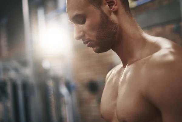 Muscular shirtless homem formação no ginásio — Fotografia de Stock