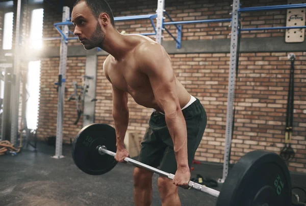 Halter salonunda yukarı çekerek adam