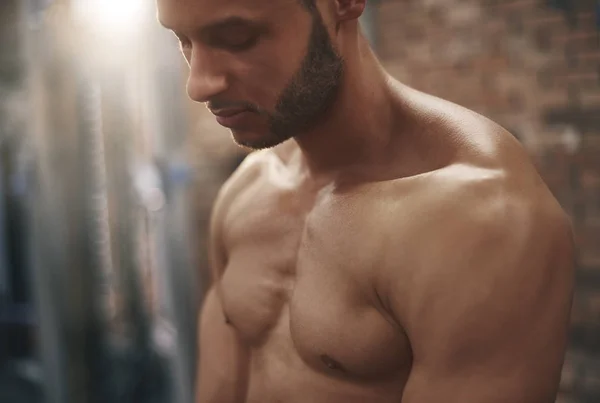 Muscular shirtless homem formação no ginásio — Fotografia de Stock
