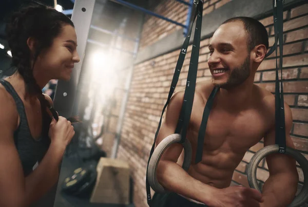 Homme et femme souriant au gymnase — Photo