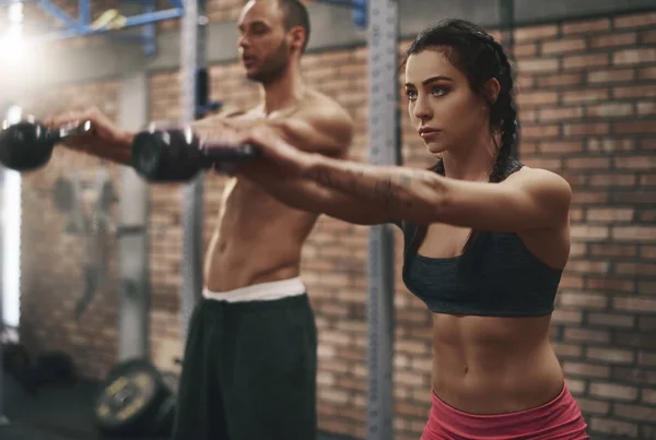 Mand og kvinde uddannelse på gym - Stock-foto