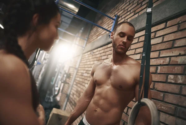 Man en vrouw gericht op gymnastiek ringen — Stockfoto