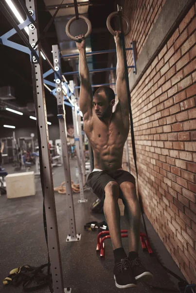 体操リング運動の強い人 — ストック写真