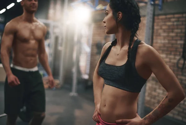 Entrenamiento de hombre y mujer en el gimnasio —  Fotos de Stock