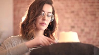 Giysi Tasarımcısı iş yerinde önden görünümü 