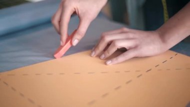 Tebeşir desenlerle dışarı çizim terzi