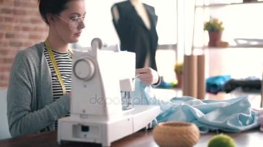 Yaratıcı terzi dikiş makinesi ile çalışma 