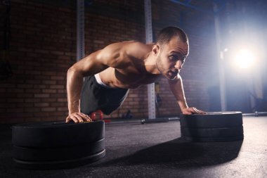 Sportif konumumdaki tahta içinde jimnastik salonu