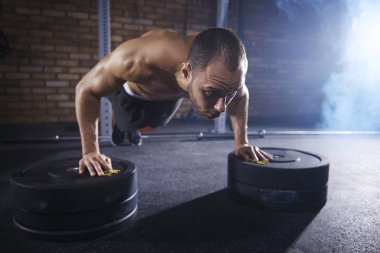 Sportif konumumdaki tahta içinde jimnastik salonu