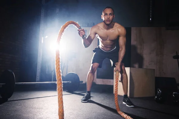 Человек делает кроссфит тренировки с веревками — стоковое фото