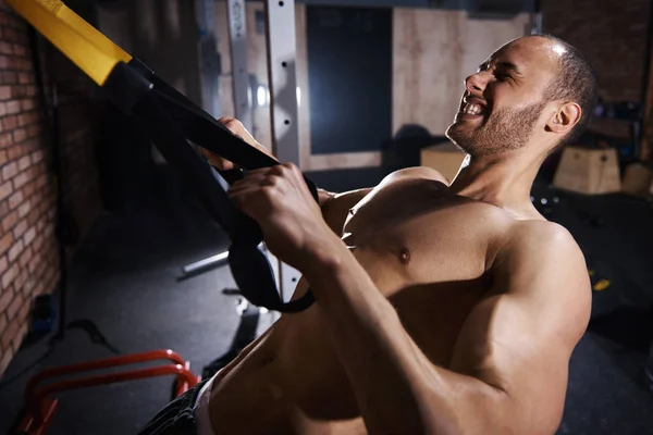 Shirtless sportman training met weerstand banden — Stockfoto