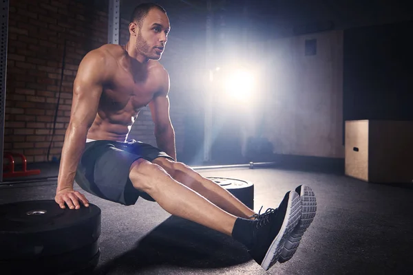 Sporty man in plank position in gym — Stock Photo, Image