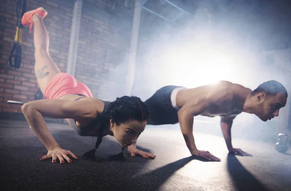 Couple sportif faisant position de planche — Photo