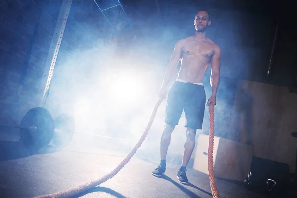 Man gör crossfit träning med rep — Stockfoto